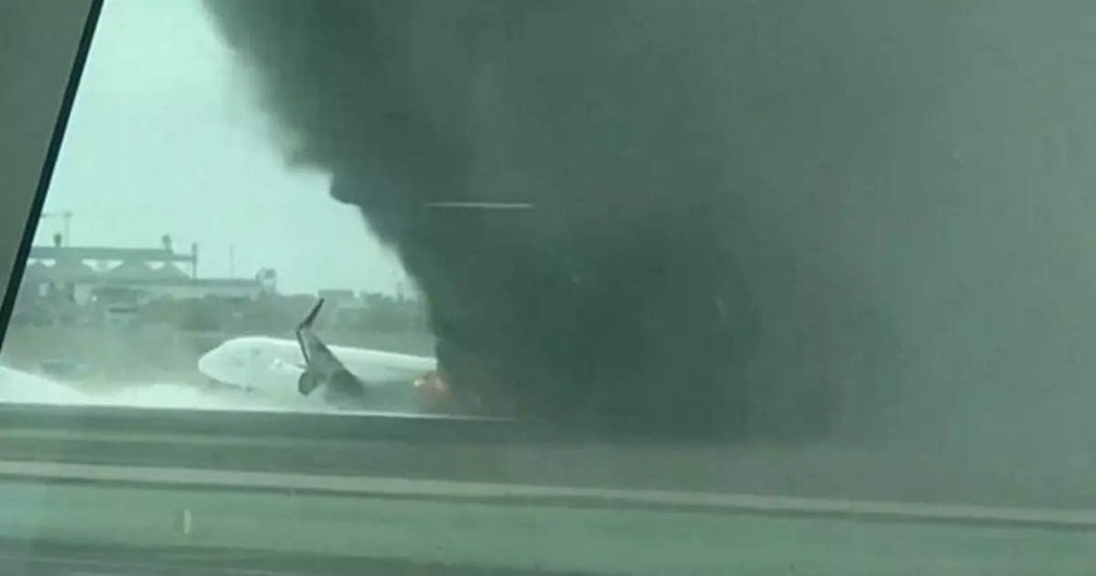 VIDEO. Un avion se prăbușește în flăcări peste un camion