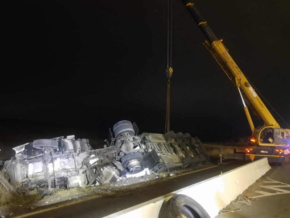 O cisternă cu carburant s-a răsturnat pe şoseaua dintre Deva şi Hunedoara