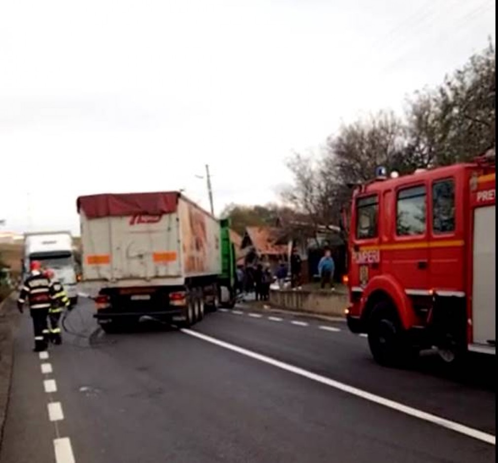 VIDEO. Accident cu două camioane. Unul a ajuns în bucătăria unui localnic