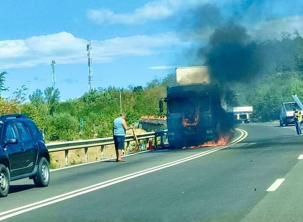 Un camion aflat în mers a luat foc pe DN 7