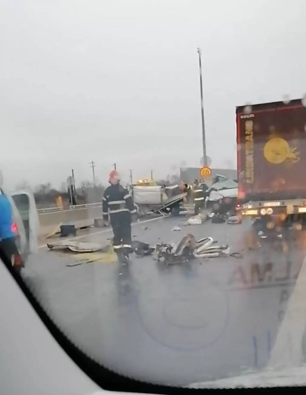 O persoană a murit după impactul dintre un camion și o autoutilitară