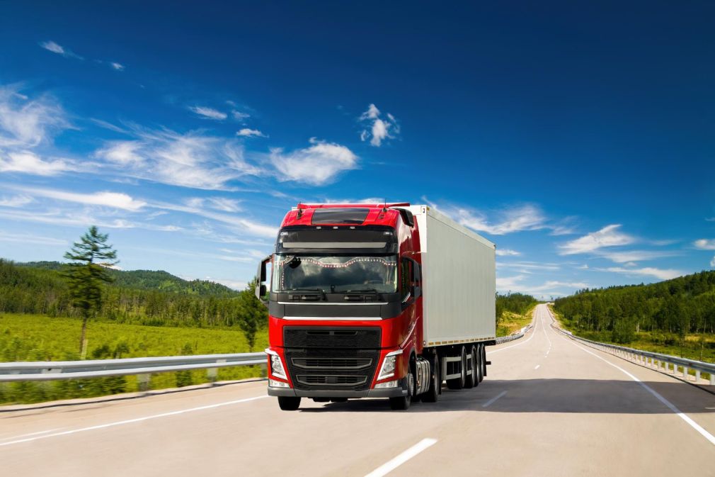 Trump amenință cu majorarea tarifelor vamale la autoturismele și camioanele europene