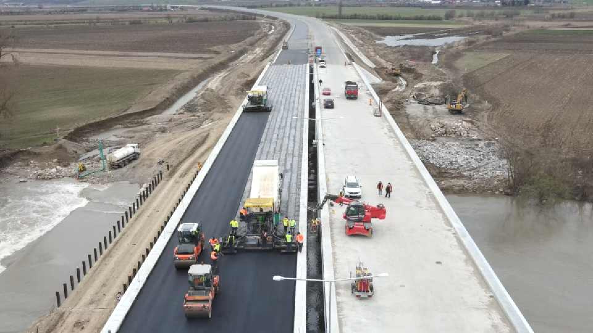 VIDEO. A început asfaltarea Podului peste Mureș de pe Autostrada Sebeș - Turda