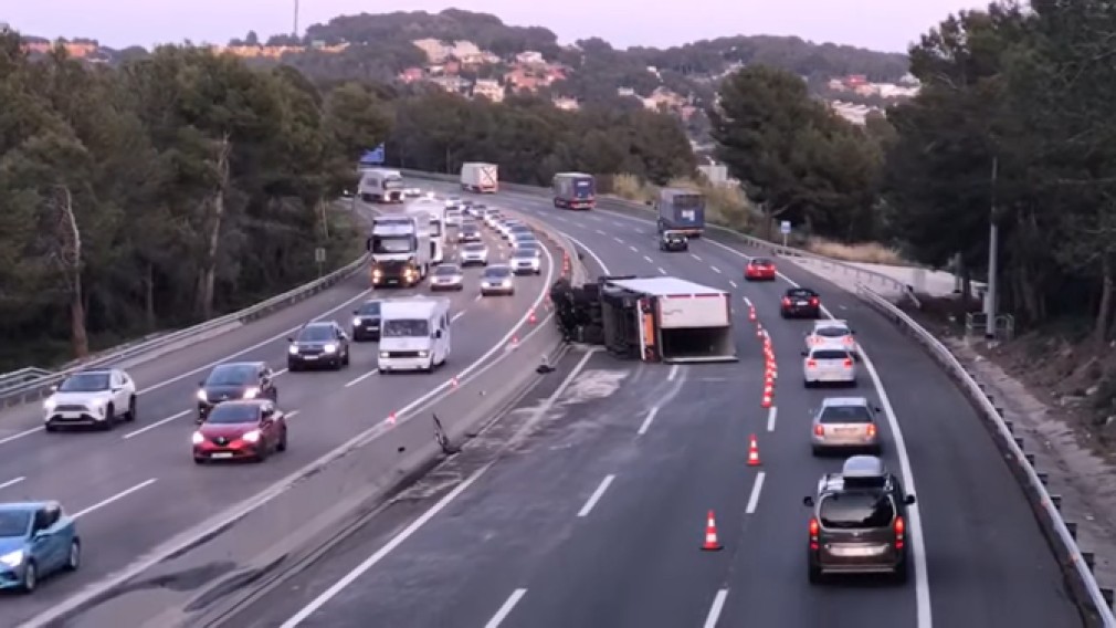 Spania. Șofer profesionist român, căutat după verificarea încărcăturii camionului cu care s-a răsturnat