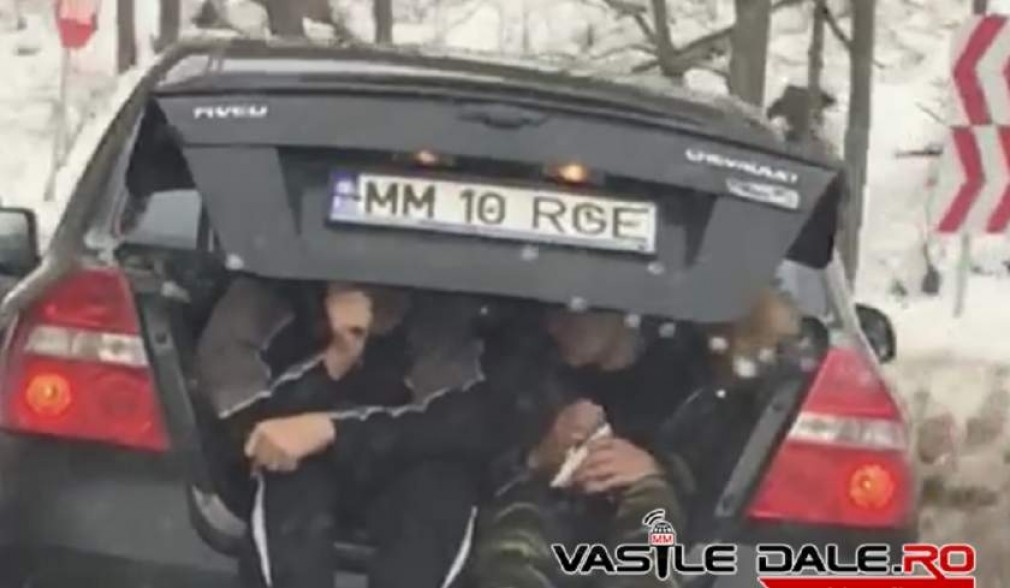 VIDEO: Doi idioți, în portbagajul unui Chevrolet care circulă cu viteză
