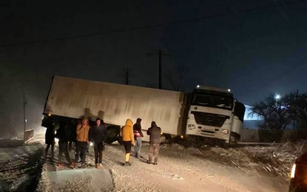 VIDEO. Un camion a derapat și a rămas suspendat pe un pod