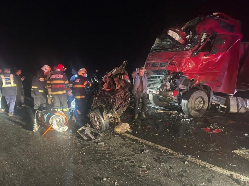 VIDEO Patru persoane au murit după un autoturism a fost strivit între două camioane