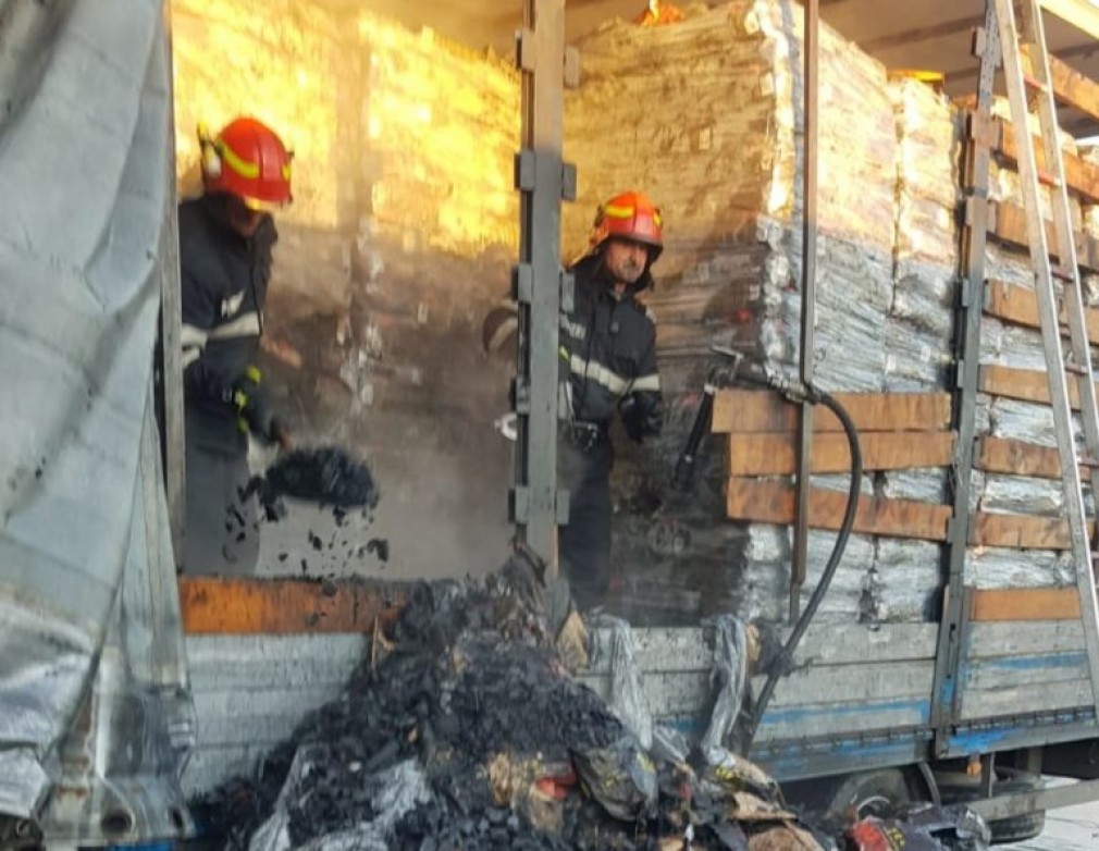 Un camion cu 750 de saci de cărbune a luat foc