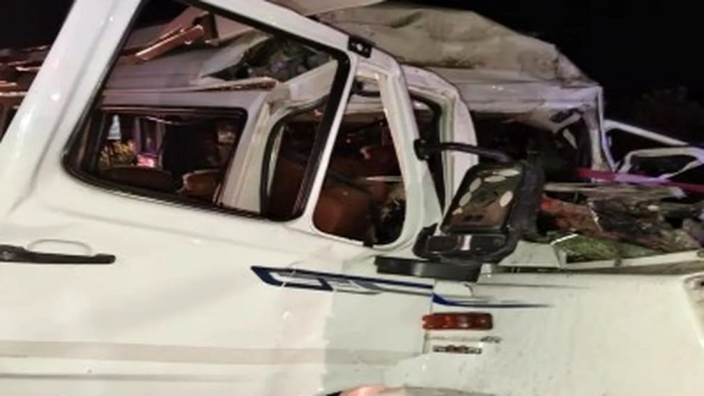 Un microbuz cu pelerini a intrat într-un camion parcat. Sunt 15 morți