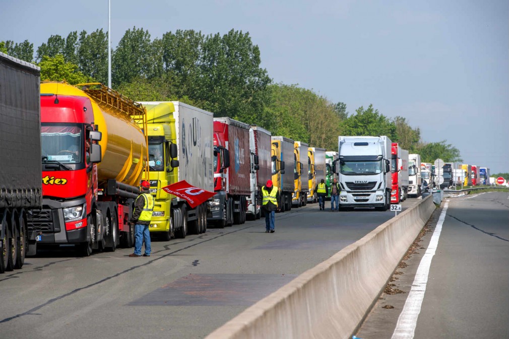 Companie de transport din România, interzisă un an în Franța pentru nerespectarea timpilor de odihnă