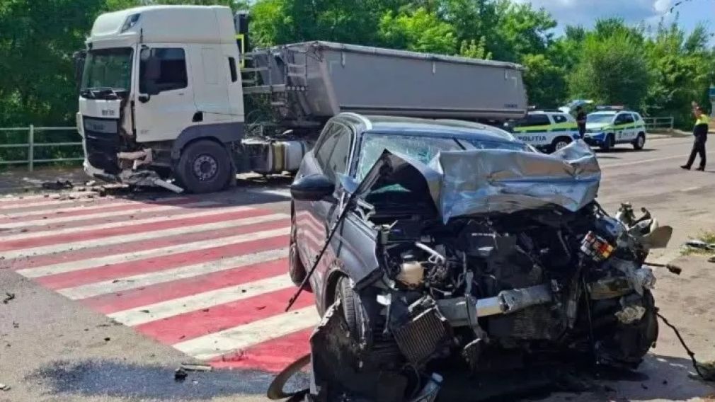 O șoferiță a intrat pe contrasens și s-a ciocnit frontal cu un camion