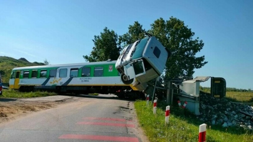 Accident îngrozitor: Un tren și un camion s-au ciocnit. 22 de persoane au fost rănite