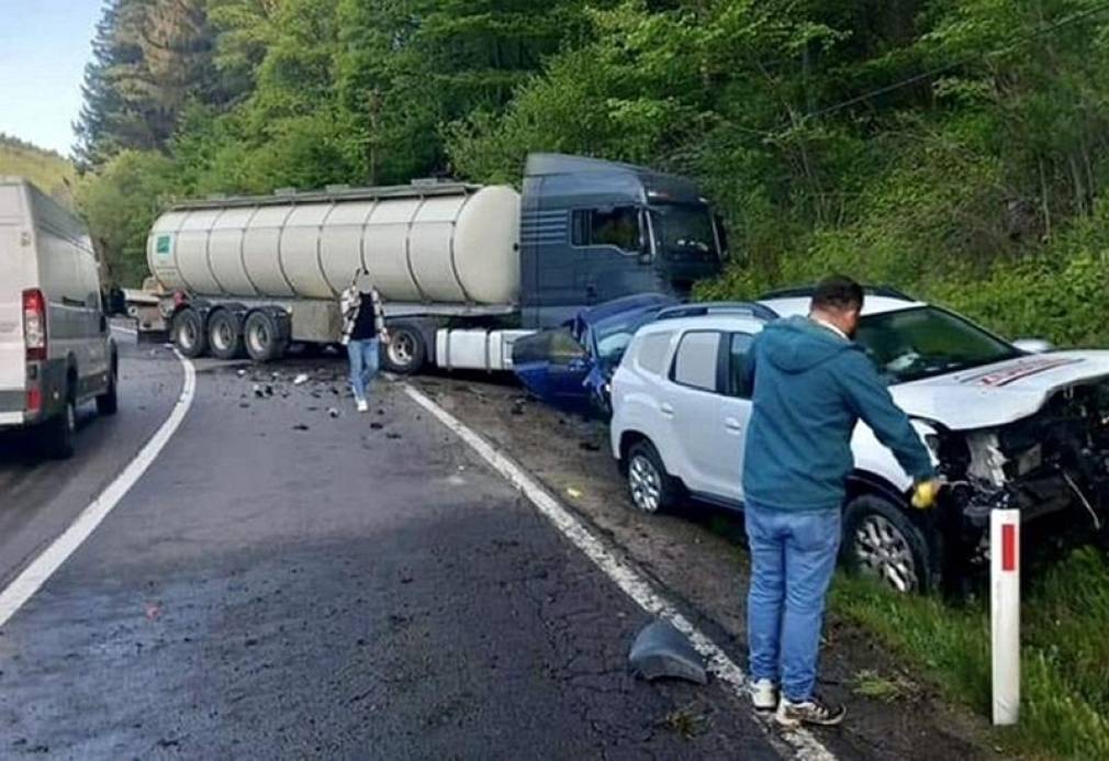 Două autoturisme, un SUV şi o cisternă s-au ciocnit