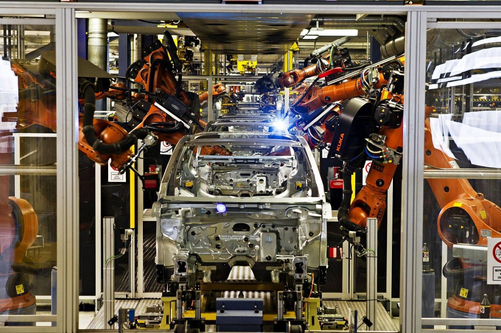 Volkswagen reia producția cu motoarele turate