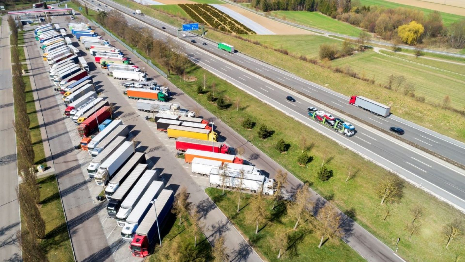 Germania permite șoferilor de camion să găsească locuri de parcare direct de pe telefon