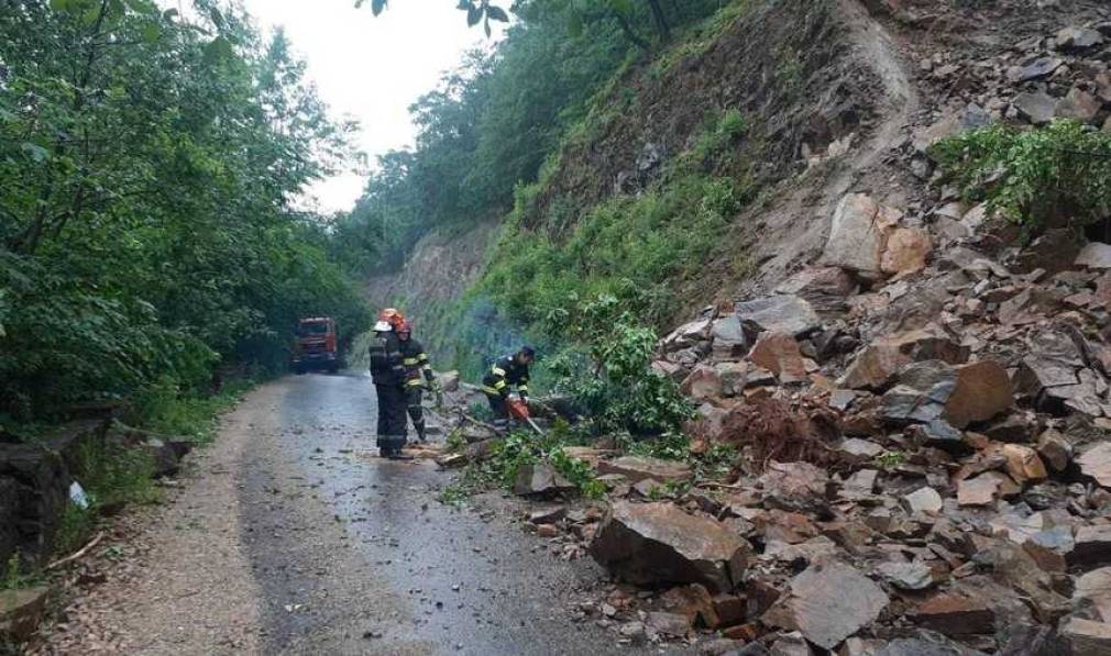 Atenție! Drum blocat de o cădere de pietre