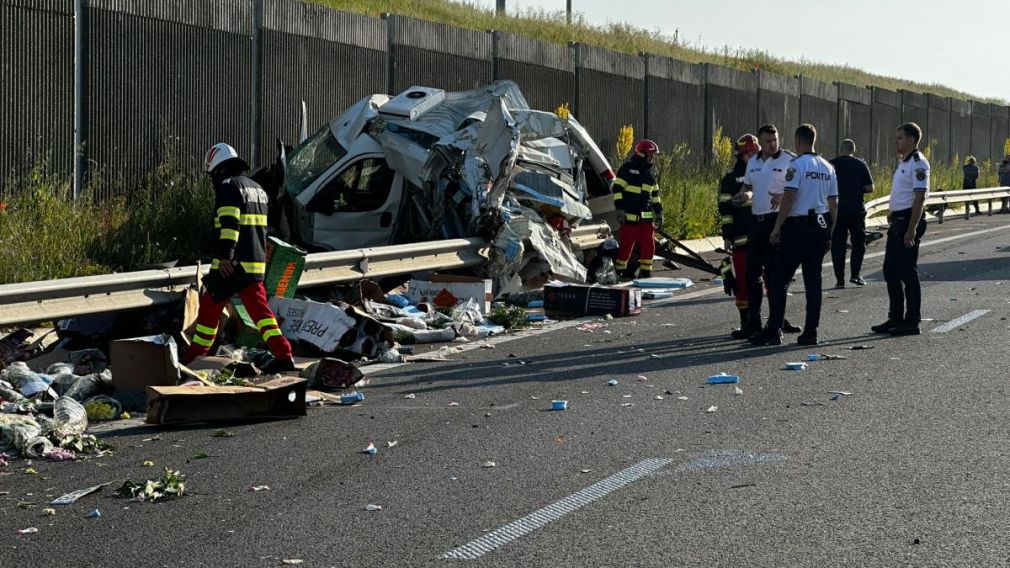 VIDEO Un mort după ce o dubiță s-a lovit de un camion