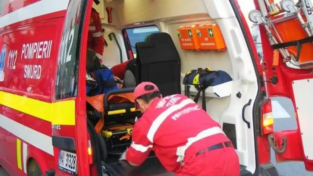 A vrut să evite coliziunea cu un autoturism și a ajuns într-un camion