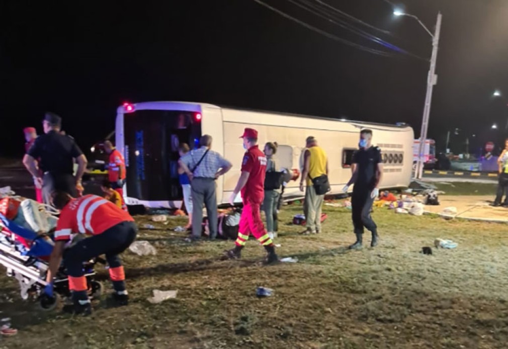 Un autocar s-a răsturnat în Vrancea. 20 de femei și trei copii au fost preluați de ambulanțe
