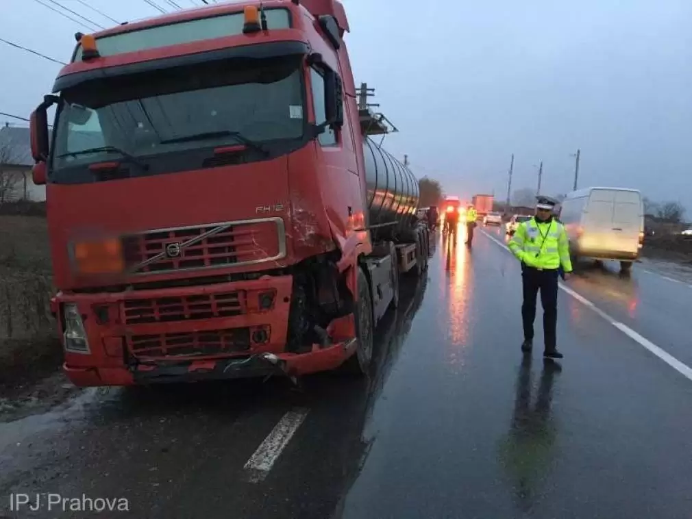 Trei răniți după un accident de CAMION