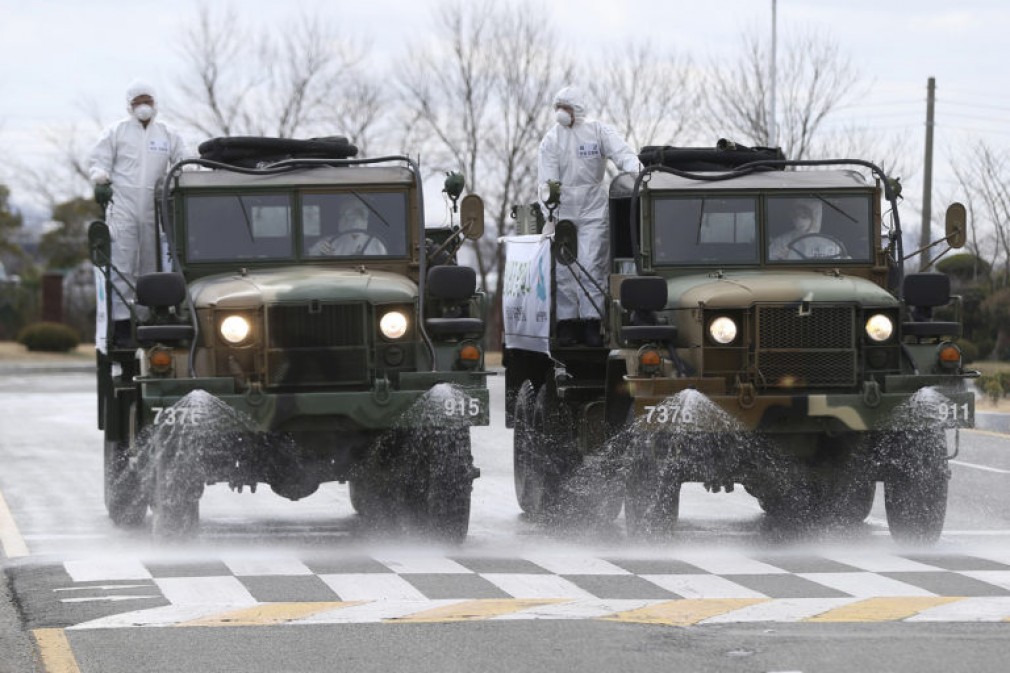 VIDEO. Camioanele armatei dezinfectează străzile de coronavirus în Coreea de Sud
