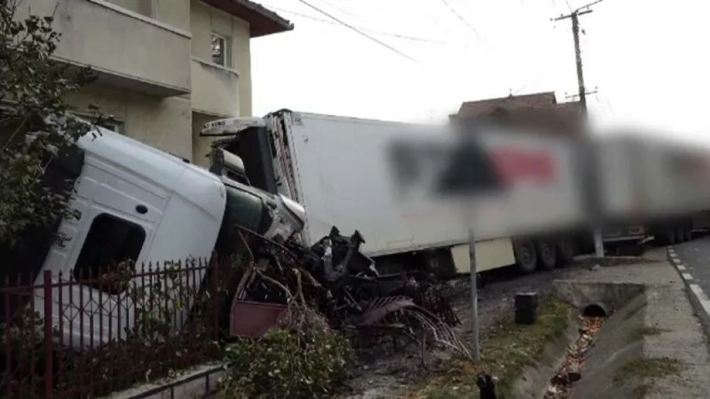 Un șofer de camion s-a izbit de peretele unei case