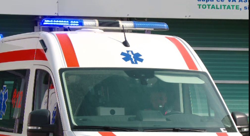 VIDEO O femeie a fost călcată de un camion care dădea cu spatele. Șoferul, drogat