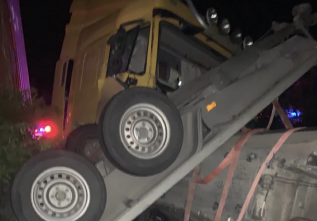VIDEO 5 morți și 3 răniți, în Teleorman după ce un microbuz s-a ciocnit cu un camion