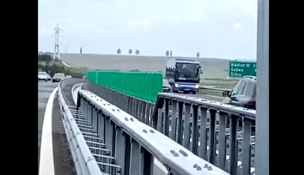 VIDEO. Șoferul unui autocar plin cu pasageri a mers un kilometru cu spatele pe banda de urgenţă a autostrăzii A1