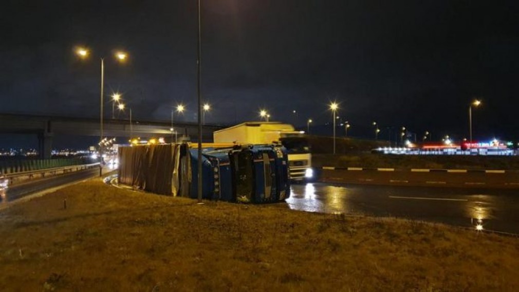 Un camion cu numere de Turcia s-a răsturnat lângă Brașov