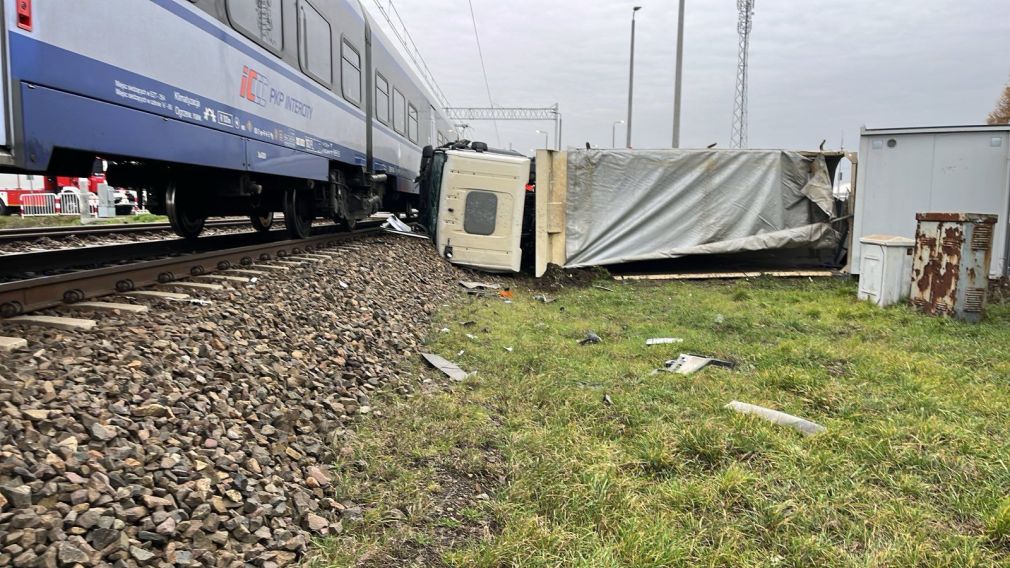 FOTO Tren cu 120 de pasageri a lovit în plin un camion și a deraiat