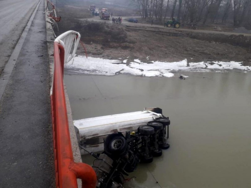 FOTO. Un camion a plonjat de pe pod în Dâmbovița