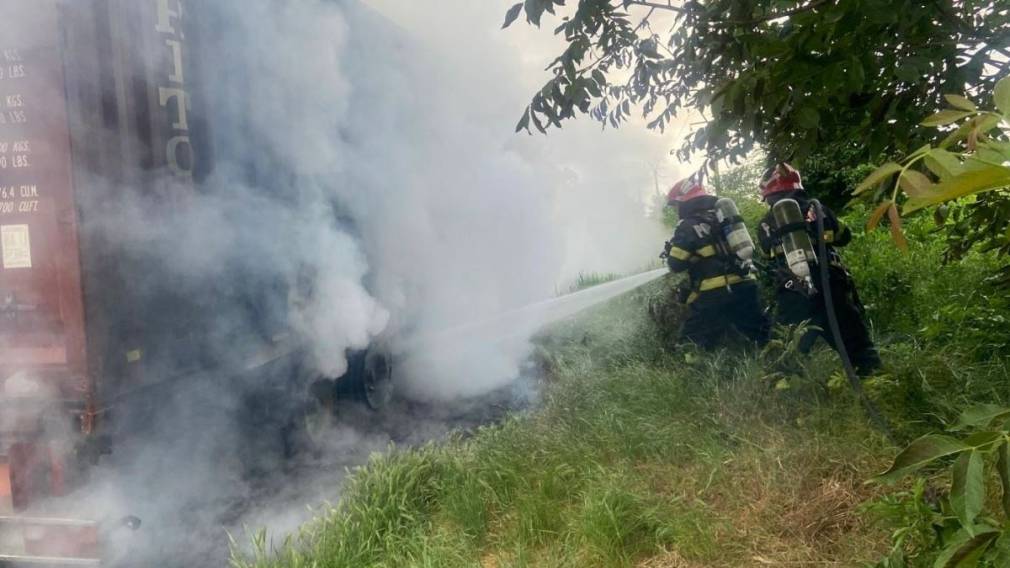 VIDEO. Incendiu la o remorcă stins abia după 2 ore