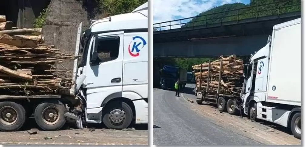 Două camioane s-au ciocnit. Unul era încărcat cu lemne