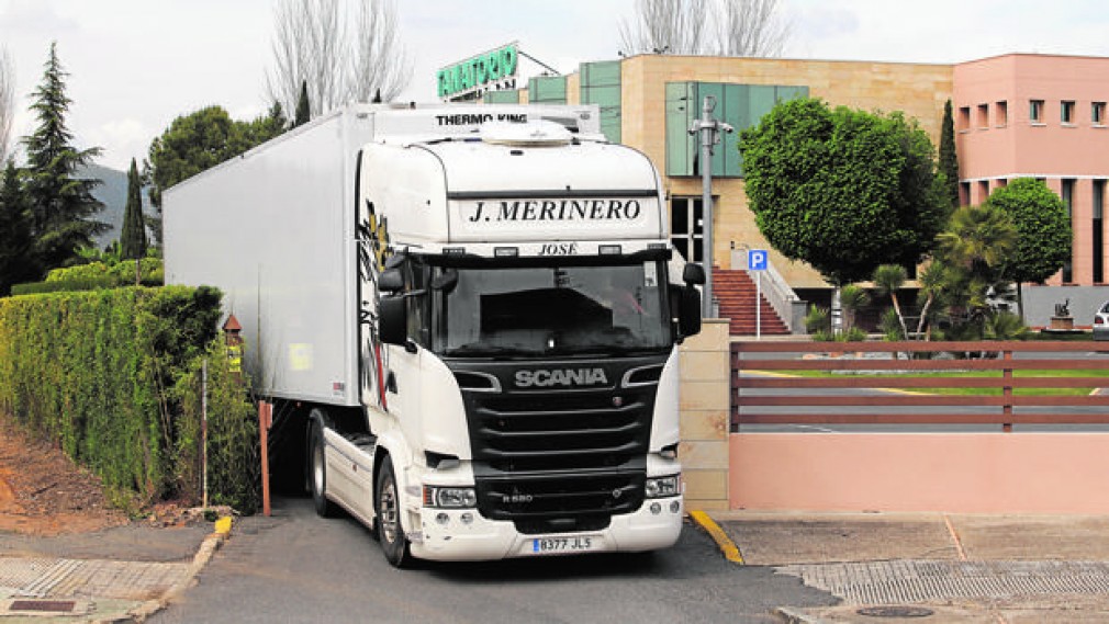 Spania. Victimele coronavirusului, transportate la crematoriu cu camioane frigorifice