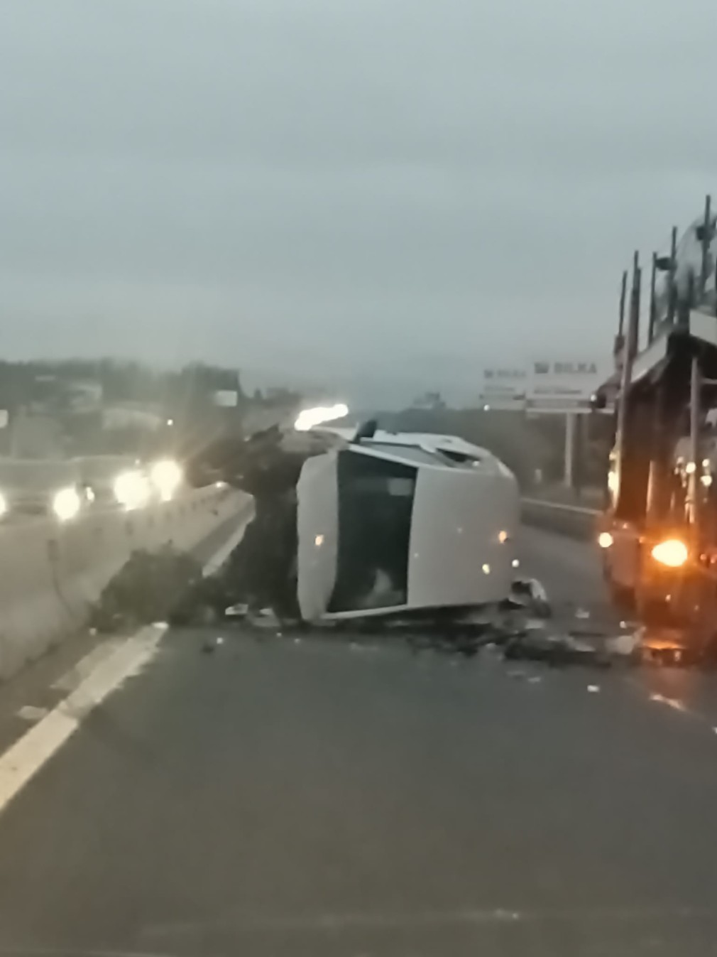 Mașină distrusă, după ce șoferul a lovit un camion oprit neregulamentar