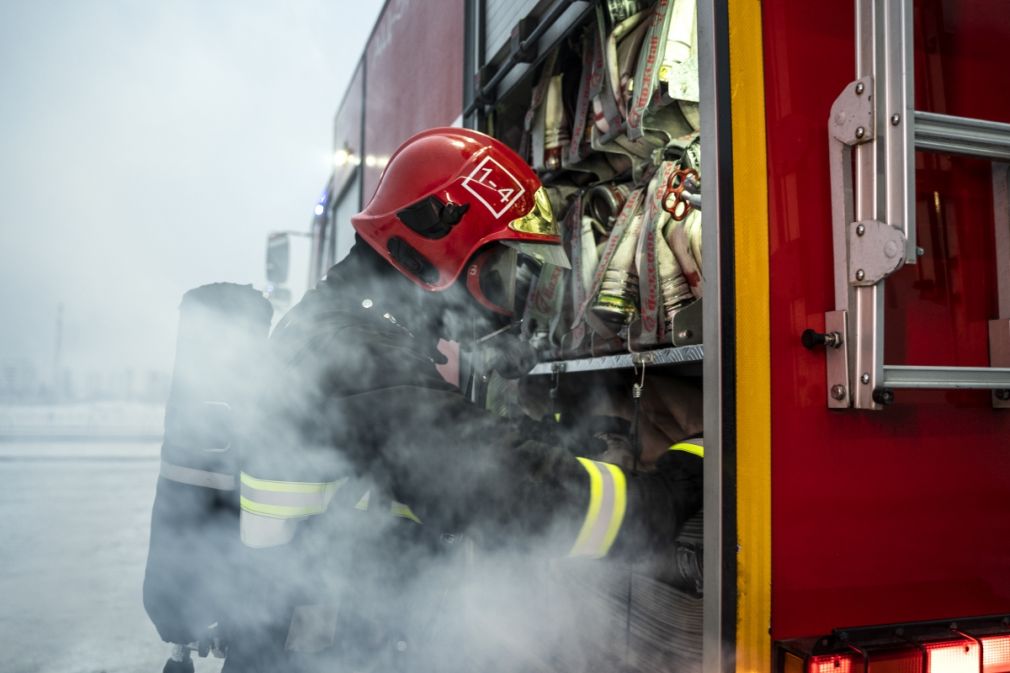 Un camion plin cu legume a luat foc