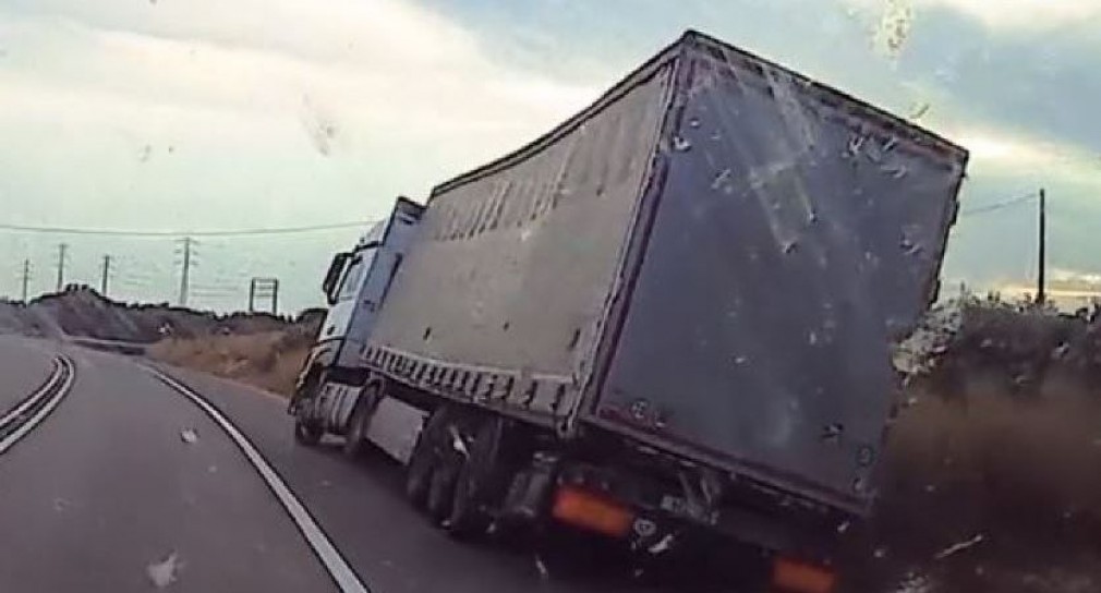 VIDEO Șofer de camion, arestat după ce a condus beat pulbere pe o autostradă