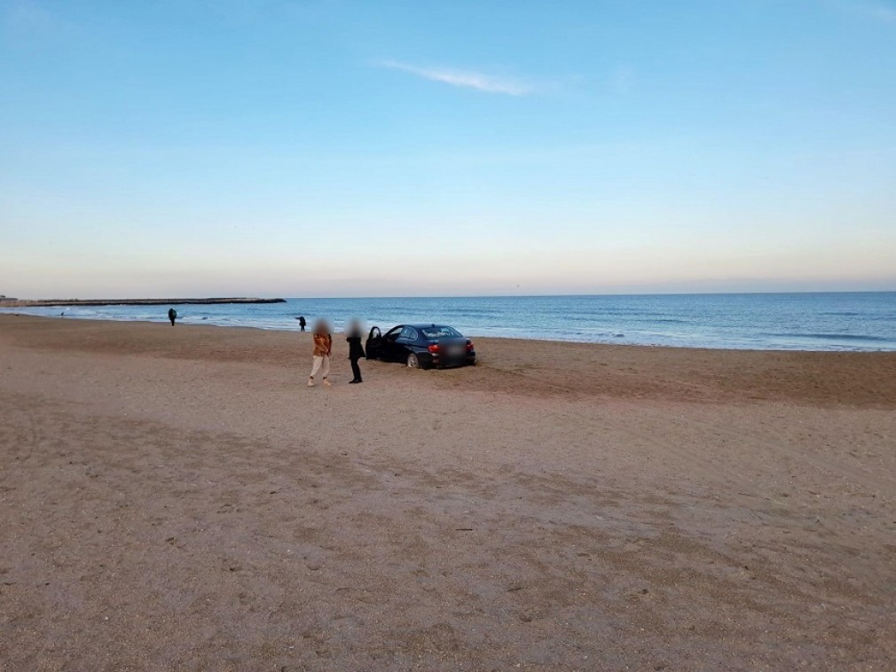 10.000 lei amendă pentru o șoferiță care a intrat cu maşina pe plaja din Constanța
