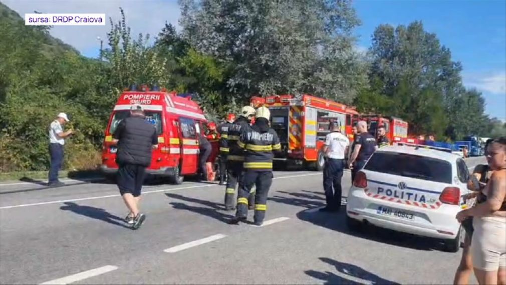 Accident groaznic între un camion și un microbuz