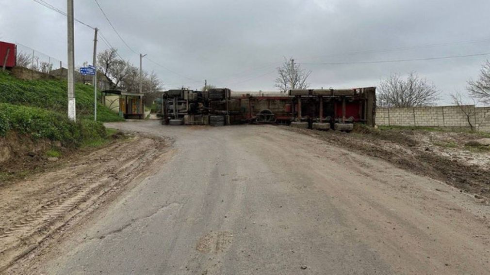 Un camion cu cereale s-a răsturnat. Accesul, restricționat