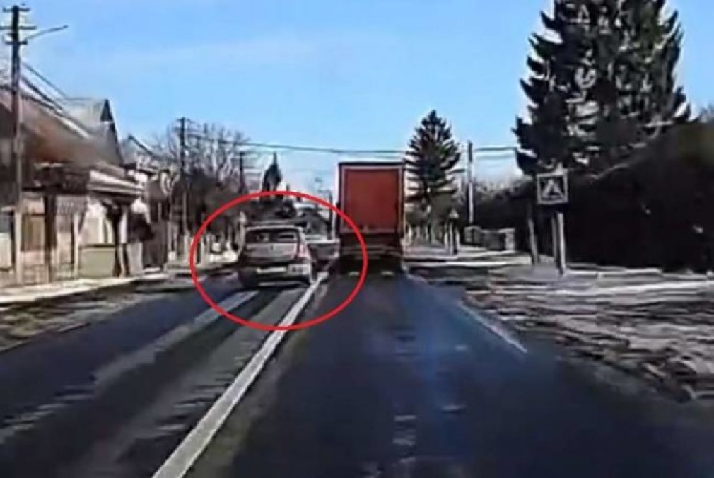 VIDEO. Momentul în care un șofer de aproape 80 de ani de ani din Suceava face slalom printre două camioane