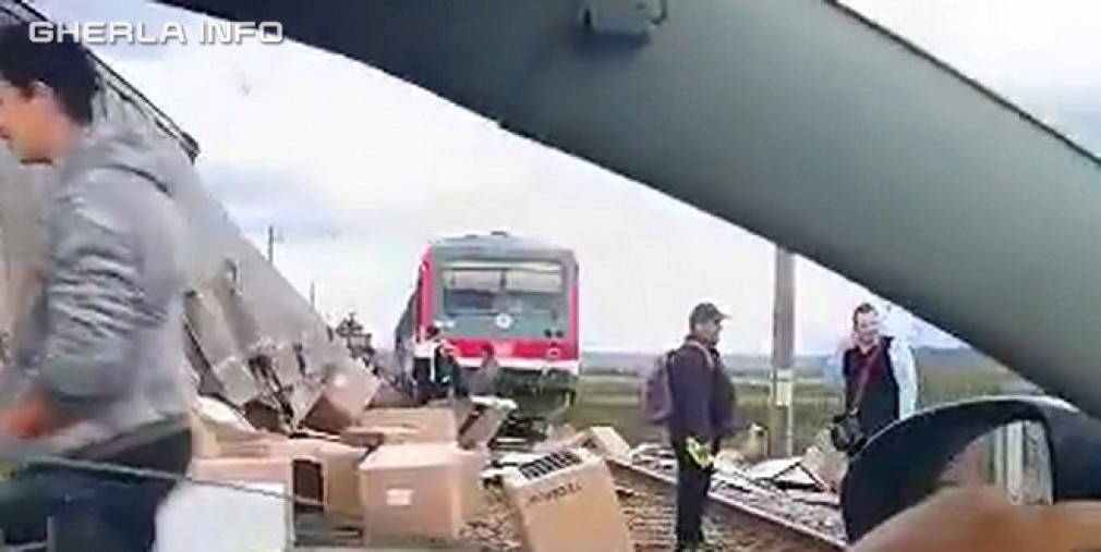 VIDEO Un tren cu zeci de pasageri a lovit un camion