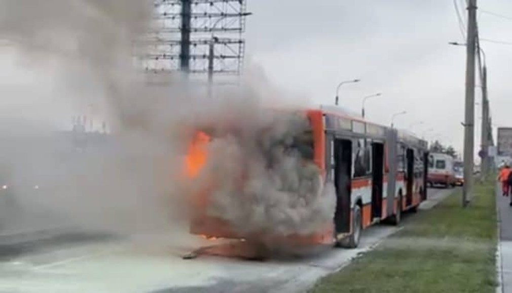VIDEO 30 de pasageri s-au autoevacuat la timp dintr-un autobuz în flăcări