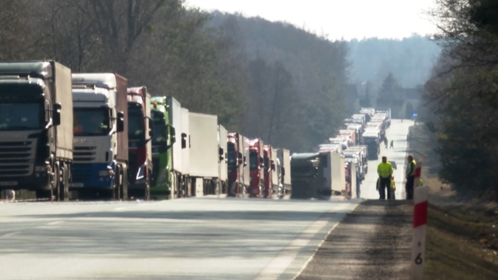 Sancțiunile UE provoacă un blocaj în trafic de 80 de km la granița dintre Polonia și Belarus