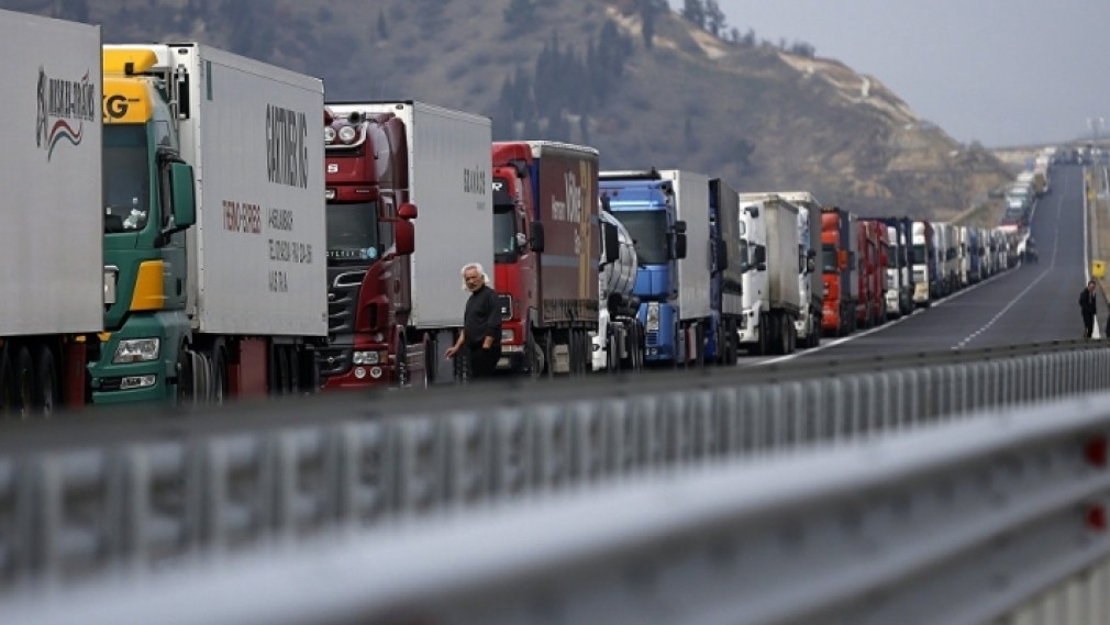 Coloane de camioane s-au format la frontiera cu Ungaria. Se așteaptă două ore