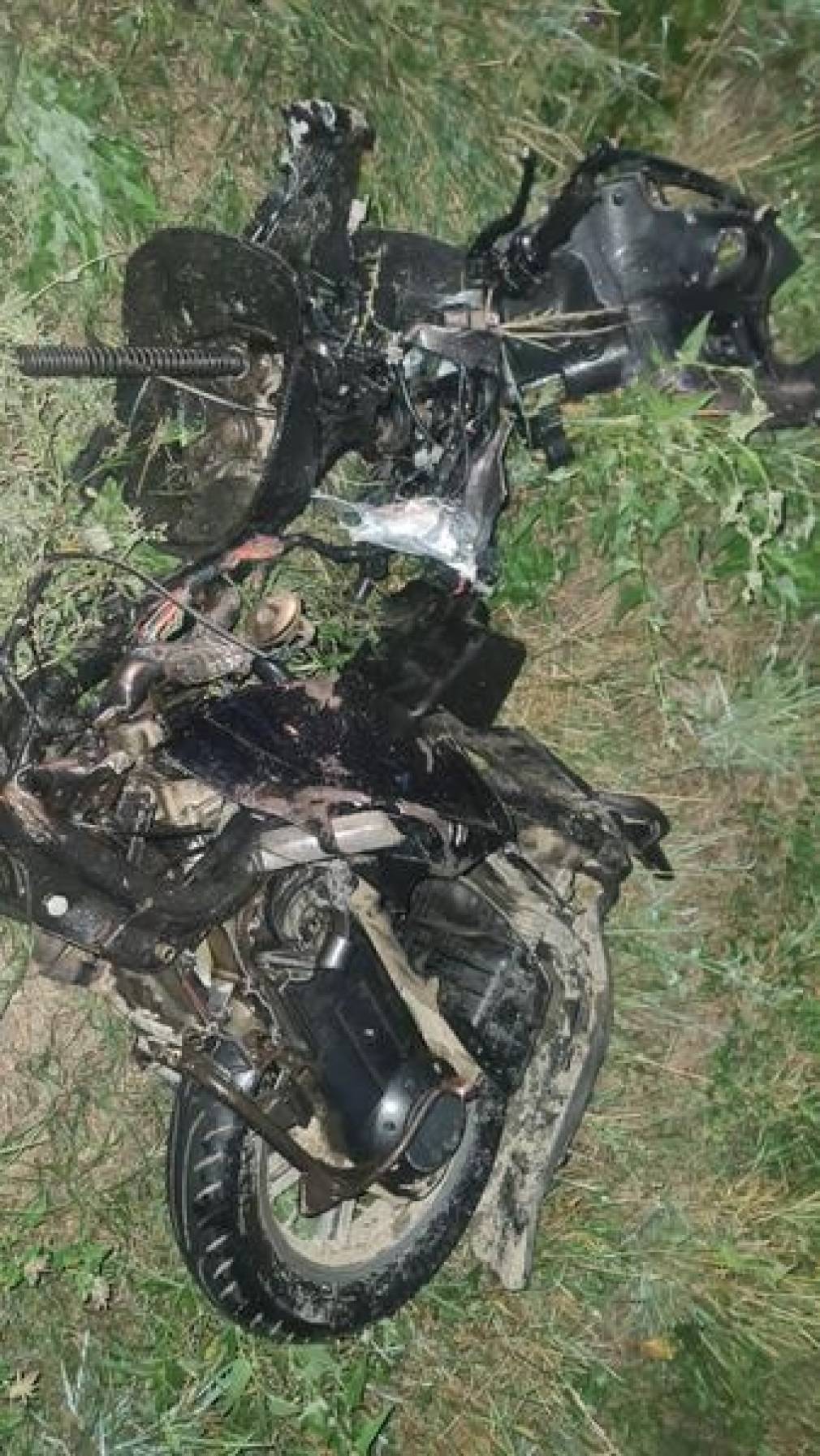 Doi bărbați pe o motocicletă au murit după ce au fost loviți de camion