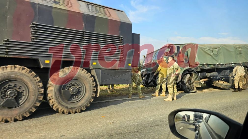 Explozie la roata unui camion militar. Un convoi cu vehicule militare, blocat