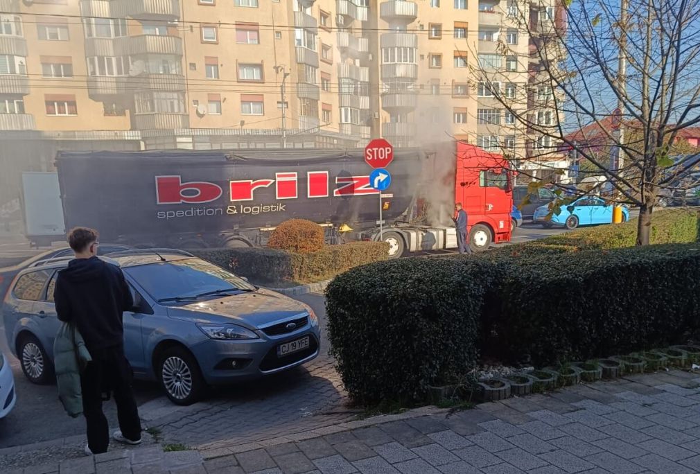 Un camion a înecat locuitorii unui oraș cu fum. Ce s-a întâmplat?