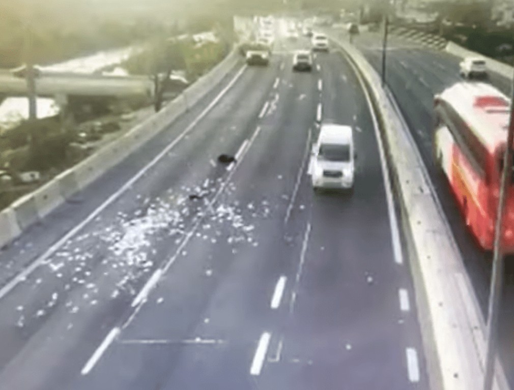 VIDEO De ce a plouat cu bani pe o autostradă din Chile
